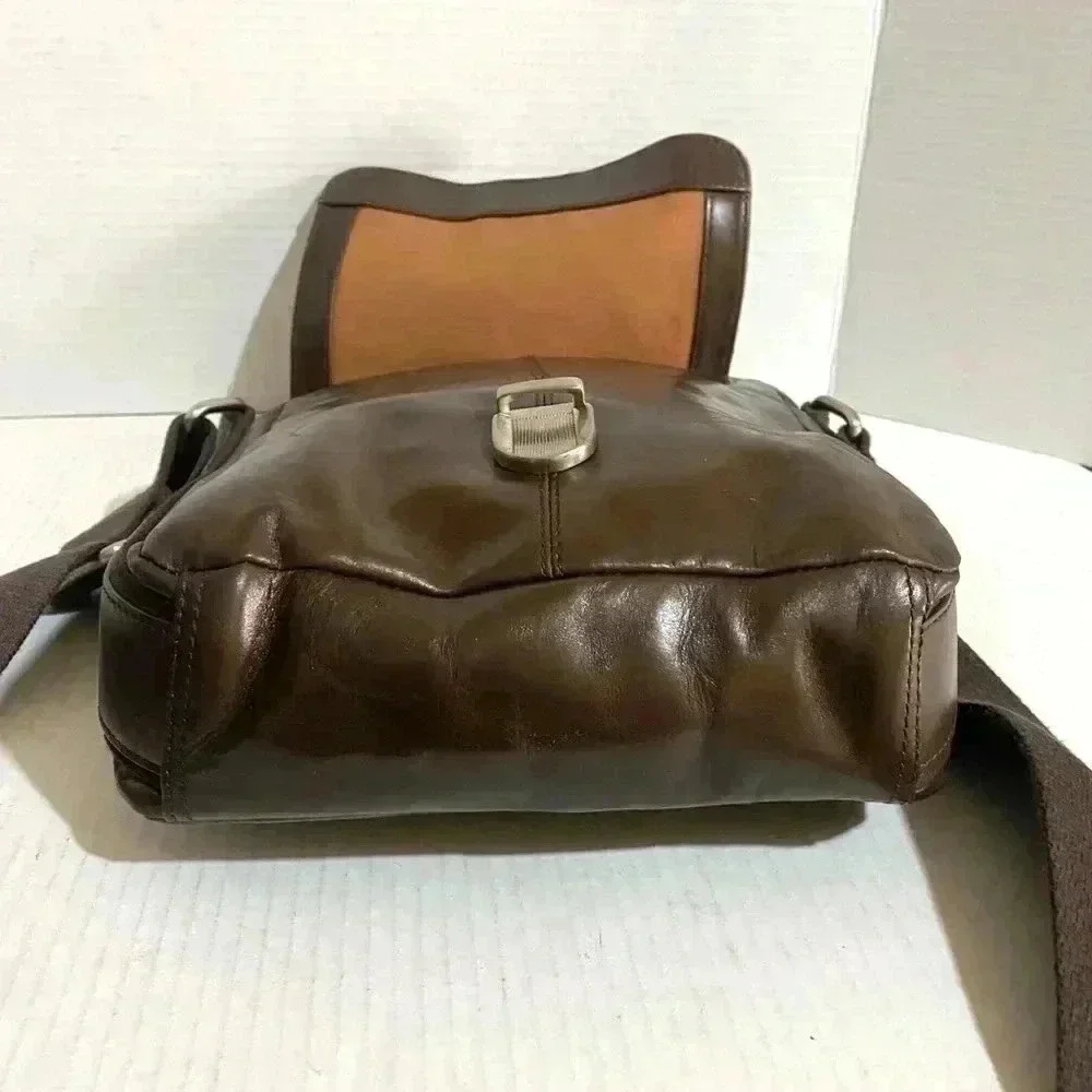 Fossil brown leather unisex messenger bag